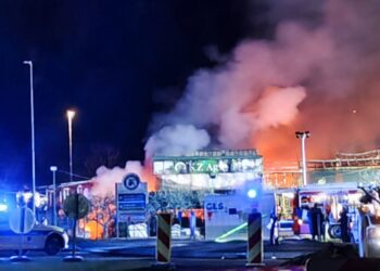 Požar in eksplozija v Agrariji Koper: Gasilci in policija na terenu (FOTO)