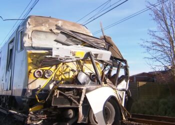 Nogometni heroj rešil avtobus poln otrok sekunde pred trčenjem z vlakom (VIDEO)
