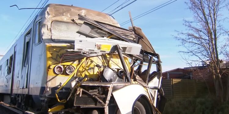 Nogometni heroj rešil avtobus poln otrok sekunde pred trčenjem z vlakom (VIDEO)