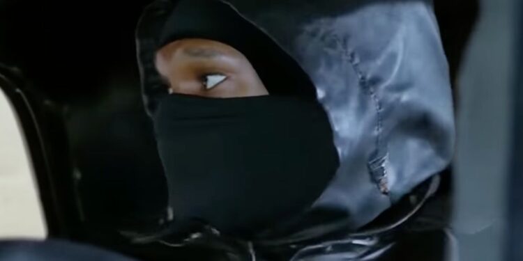 Prvi glasbeni poskus hčerk Kanyeja Westa deležen kritike zaradi nenavadnega videospota