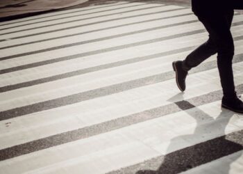 Oplazil otroka na prehodu za pešce in pobegnil s kraja nesreče