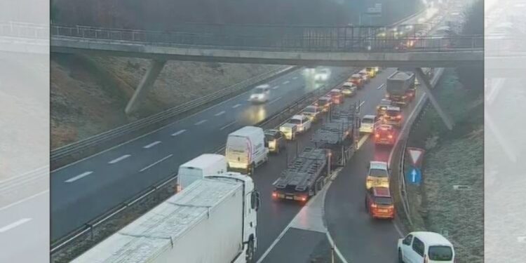 Zapora avtoceste Celje–Slovenske Konjice proti Mariboru zaradi nesreče (FOTO)