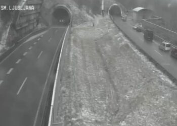 Goreč tovornjak zaprl Štajersko avtocesto med Trojanskima predoroma (FOTO)