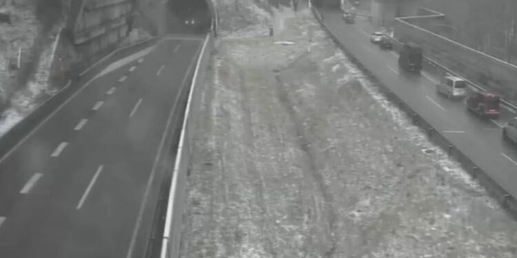 Goreč tovornjak zaprl Štajersko avtocesto med Trojanskima predoroma (FOTO)