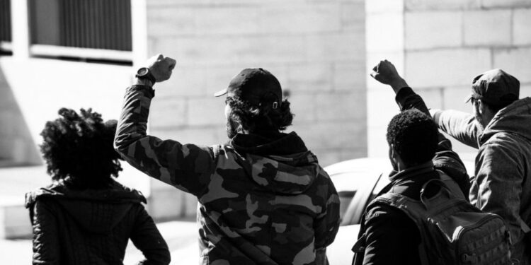 Gruzijski protesti proti vladi: Okoli 150 ljudi prijetih, napetosti naraščajo