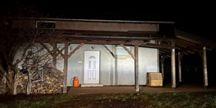 Grozljiva odkritja pri Varaždinu: Na dvorišču hiše našli zakopana trupla dojenčkov