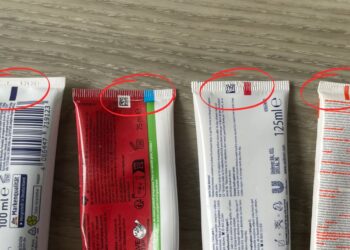 Skrivnost barvnih črt na zobni pasti: Kaj pomenijo?