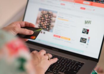 Spletne goljufije v prazničnem času: Ne postanite žrtev!