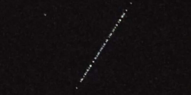 Starlink sateliti: Nenavaden nebesni pojav nad Bohinjem (FOTO)