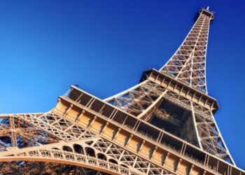 Zaradi požara na Eifflovem stolpu evakuirali skoraj 1200 ljudi, znan tudi vzrok