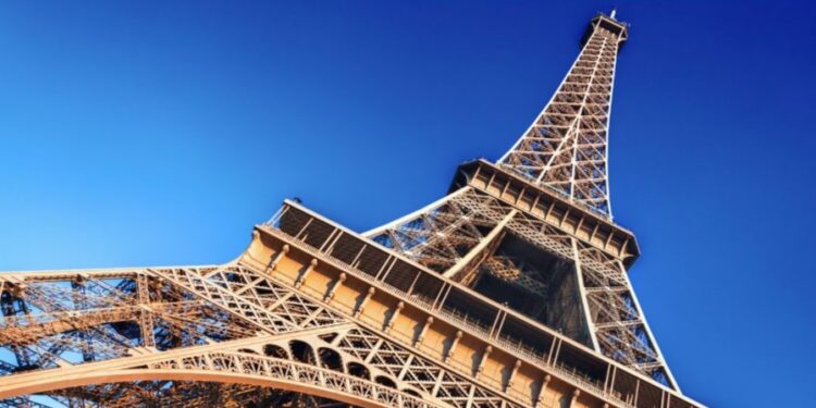 Zaradi požara na Eifflovem stolpu evakuirali skoraj 1200 ljudi, znan tudi vzrok
