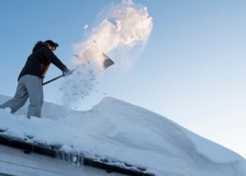 Sneg s strehe v Banjaluki poškodoval dečka iz Slovenije