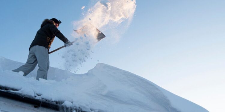 Sneg s strehe v Banjaluki poškodoval dečka iz Slovenije