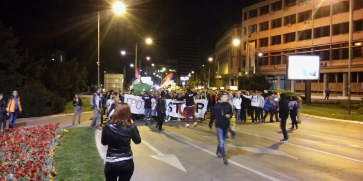 Srbski študenti peš proti Novemu Sadu: Simbol upora proti oblasti