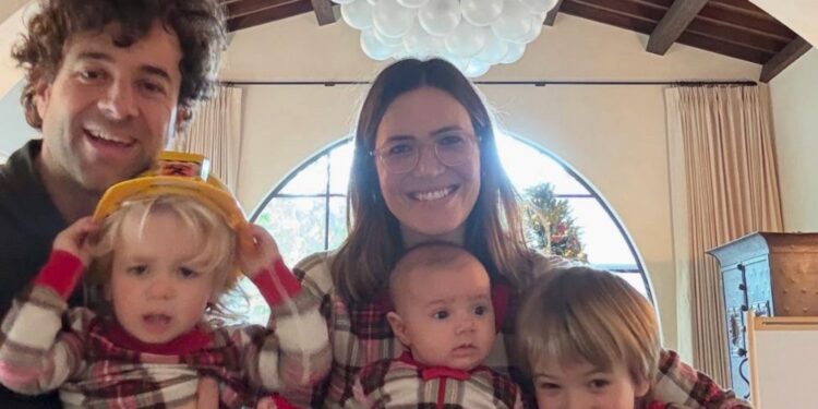 Požar uničil dom Mandy Moore: Družina našla pomoč pri igralki Hilary Duff