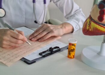 Zakaj kardiologi priporočajo jutranjo hojo po zajtrku?