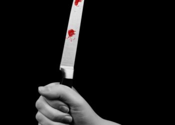 Napad z nožem v šolskih prostorih: Dijak povzročil tragedijo