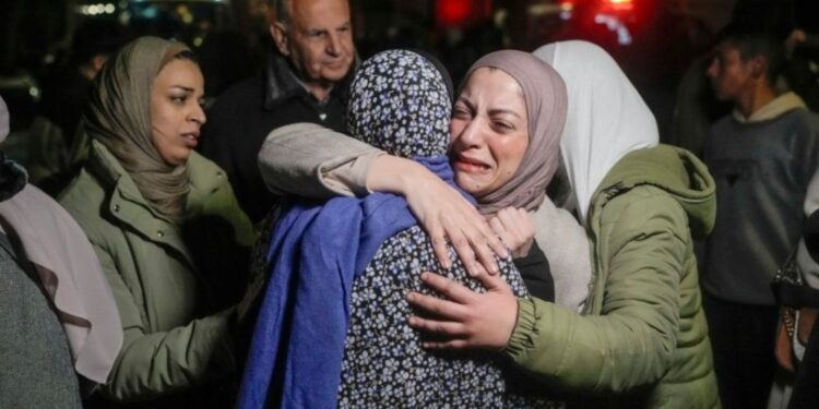 Prva faza premirja: Izrael izpustil 90 zapornikov, med njimi 20 otrok