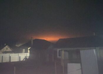 Ukrajinski droni sprožili požar v Rusiji: Eksplozija v tovarni bojnih letal (VIDEO)