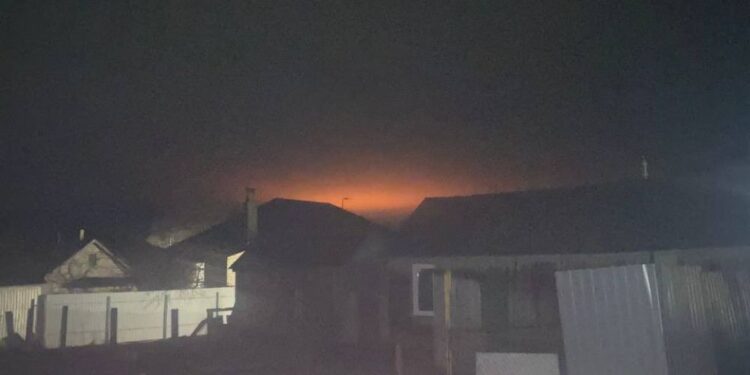 Ukrajinski droni sprožili požar v Rusiji: Eksplozija v tovarni bojnih letal (VIDEO)