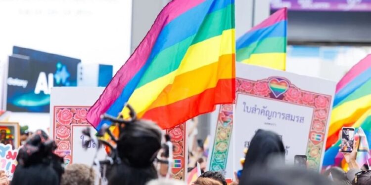 LGBTQ enakopravnost na Tajskem: Prvi pari že pred oltarjem
