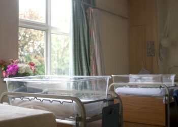 Preiskava o ukradenih otrocih: Kaj pravijo zdravniki in medicinske sestre?