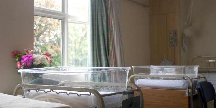 Preiskava o ukradenih otrocih: Kaj pravijo zdravniki in medicinske sestre?