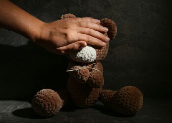 Spolne zlorabe otrok: Skupina Vitezi v iskanju pedofilov po državi