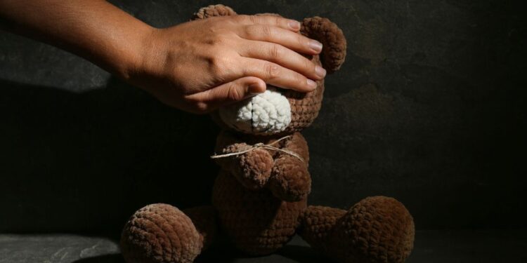 Spolne zlorabe otrok: Skupina Vitezi v iskanju pedofilov po državi