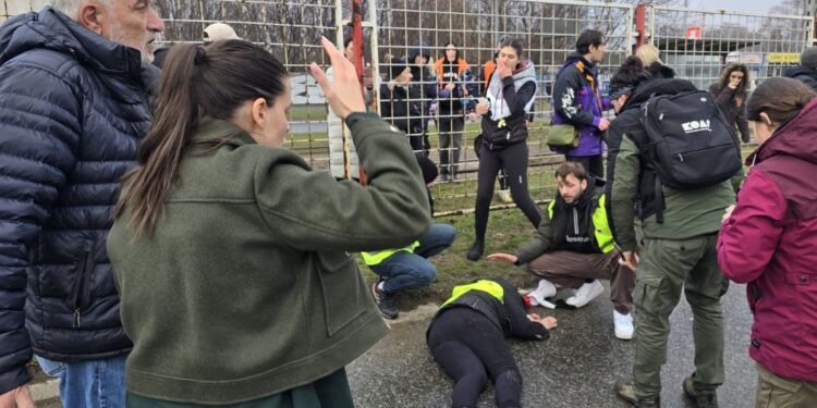 Razkrita osumljenka: M. S. povozila redarko in ogrozila protestnike (VIDEO)