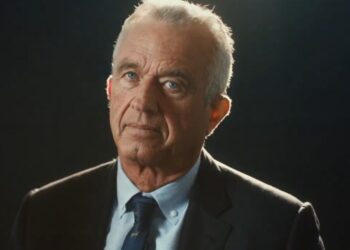 Kennedy pred senatom: Teorije zarote, cepljenje in politične kalkulacije