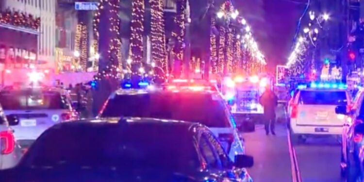 Voznik v New Orleansu zapeljal v množico in streljal