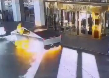 Kdo stoji za eksplozijo pred Trumpovim hotelom? Voznik ustreljen v glavo