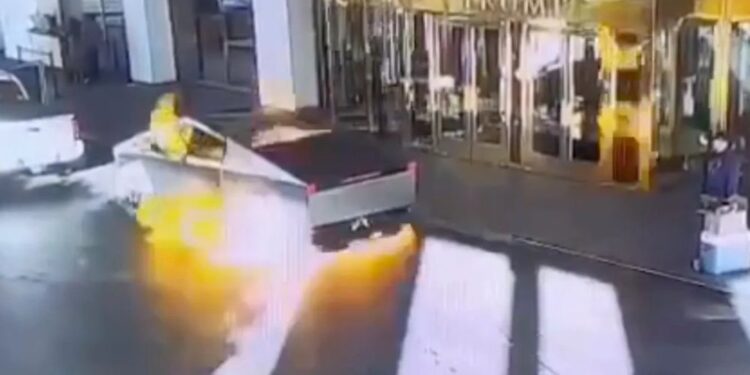 Kdo stoji za eksplozijo pred Trumpovim hotelom? Voznik ustreljen v glavo