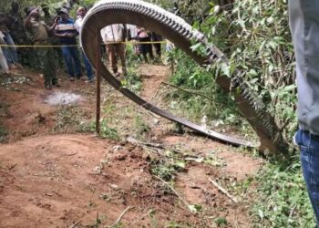 Razžarjen kos kovine padel na Kenijo: Od kod prihaja skrivnostni predmet? (VIDEO)