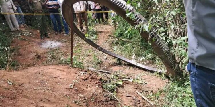 Razžarjen kos kovine padel na Kenijo: Od kod prihaja skrivnostni predmet? (VIDEO)