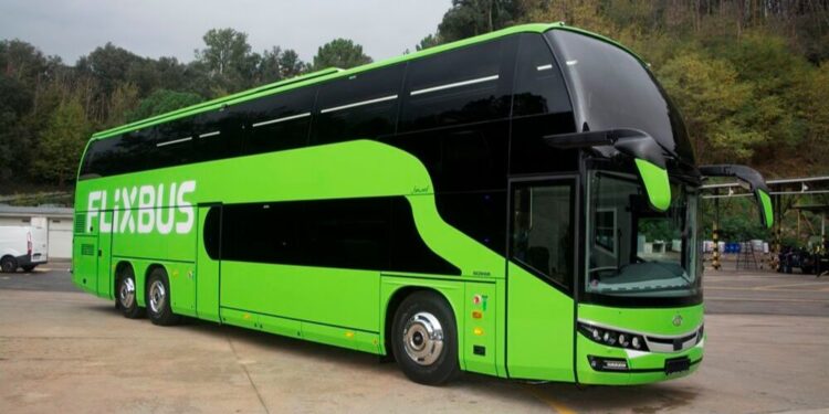 Flixbus v verižnem trčenju: Potniki obstali v snegu