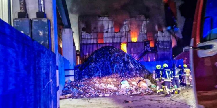 Ogenj v Surovini in dveh stanovanjskih stavbah: Evakuacija prebivalcev (FOTO)