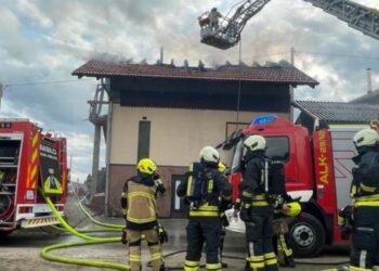 Požar v Slovenskih Konjicah: Uničeno mansardno stanovanje (FOTO)