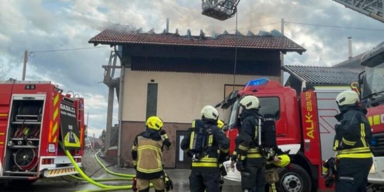 Požar v Slovenskih Konjicah: Uničeno mansardno stanovanje (FOTO)