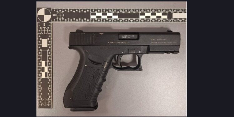 17-letnik grozil s pištolo na zabavi: Policija sprožila preiskavo