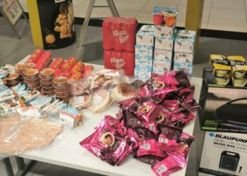 Mladostniki ukradli za 800 evrov izdelkov in napadli varnostnika