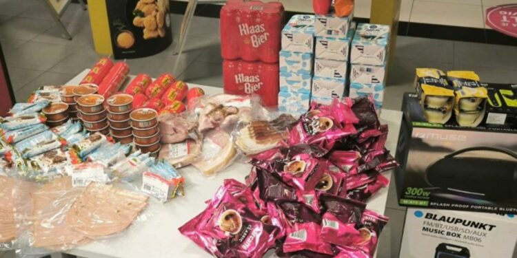 Mladostniki ukradli za 800 evrov izdelkov in napadli varnostnika