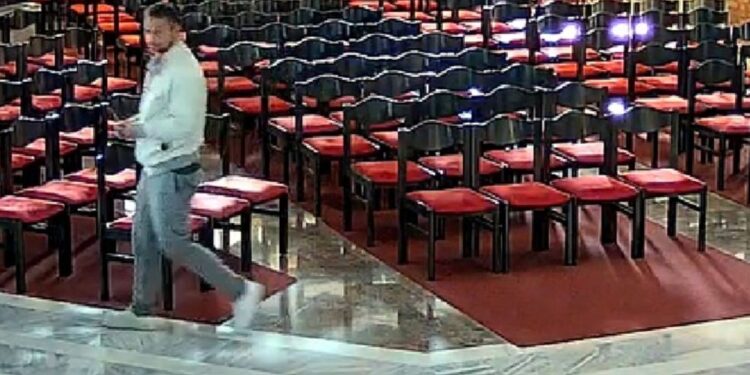 Moški ukradel denar iz cerkve: Policija objavila fotografijo (FOTO)