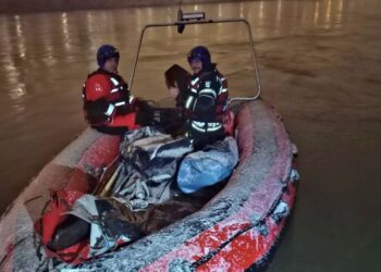 Obsežna iskalna akcija v Zagrebu: V Savi iščejo pogrešanega triletnega otroka (FOTO)