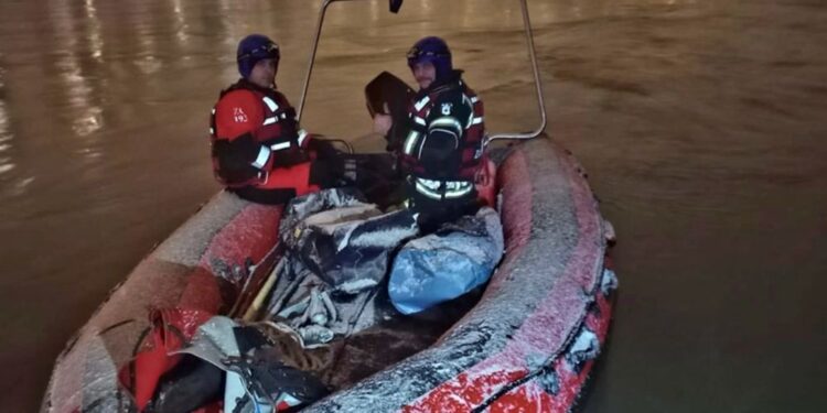 Obsežna iskalna akcija v Zagrebu: V Savi iščejo pogrešanega triletnega otroka (FOTO)