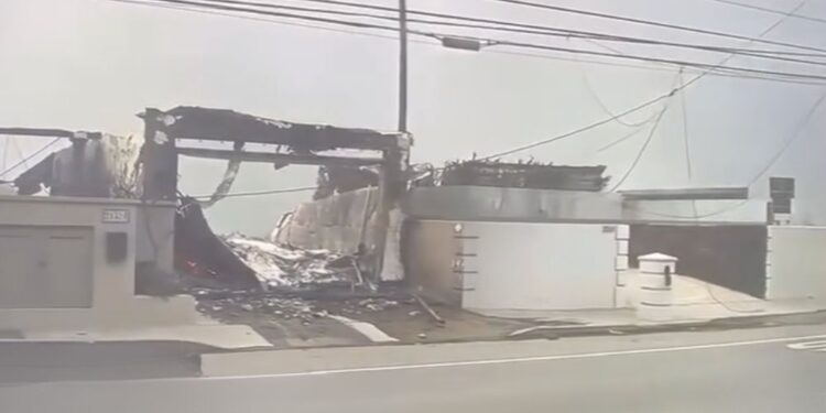 Paris Hilton izgubila dom v Malibuju zaradi požarov (VIDEO)