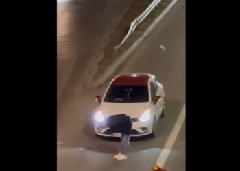 Gesta, ki je ganila Srbijo: Voznik se priklonil študentom na Avtokomandi (FOTO, VIDEO)