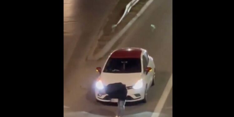 Gesta, ki je ganila Srbijo: Voznik se priklonil študentom na Avtokomandi (FOTO, VIDEO)