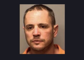 Ubit napadalec na Kapitol: Trumpov pomiloščenec ustreljen med aretacijo